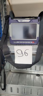 un sac posé sur une étagère