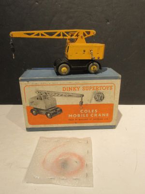 une grue jaune posée sur une boîte posée sur une table