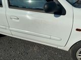 une petite voiture blanche garée sur le parking