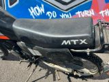 une moto garée devant un bus