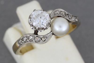 Bague Toi et Moi en or et platine ornée d’une perle bouton e…