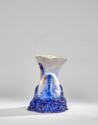 l'image d'un vase bleu et blanc posé sur une table
