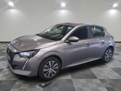 La nouvelle Toyota Mira hybride 2019 est exposée dans un showroom