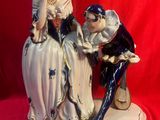 une figurine représentant un homme et une femme assis sur une table