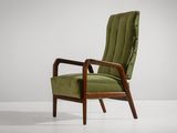 une chaise verte dans une pièce blanche au sol blanc