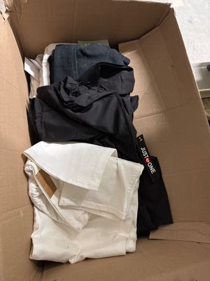 une boîte en carton remplie de vêtements et d'une paire de chaussures