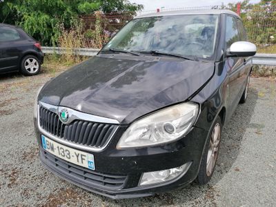 une photo d'une voiture noire garée sur le bord de la route