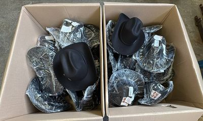 deux boîtes contenant des chapeaux, posées par terre