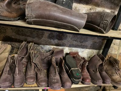 de nombreuses paires de chaussures posées sur une étagère dans une pièce