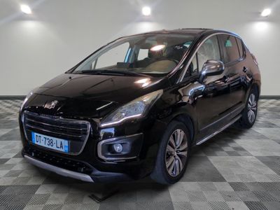 la petite voiture noire est garée sur un sol en damier