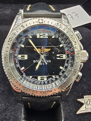 une montre exposée dans une vitrine