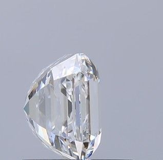 un gros plan d'un diamant taillé en forme de diamant sur une surface noire