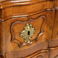 Commode en noyer mouluré et sculpté, façade galbée en double… (photo 4)