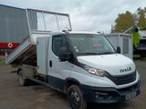 un camion blanc garé devant un bâtiment
