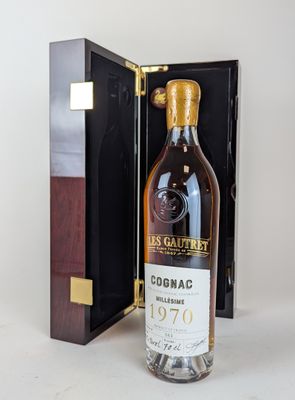 une bouteille de whisky au cognac dans un coffret en bois
