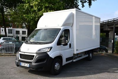 un camion blanc garé dans un parking
