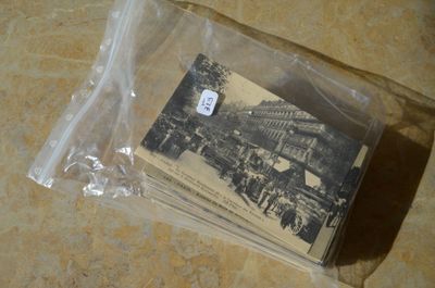 la photo d'une carte postale dans un sac posé par terre