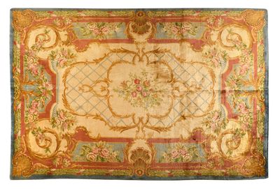 un tapis ancien à motifs floraux sur fond bleu