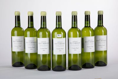 six bouteilles de vin sont alignées sur une table