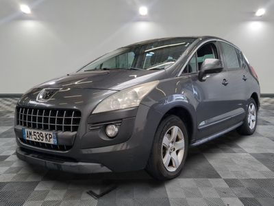 la photo d'une voiture grise garée dans une salle d'exposition