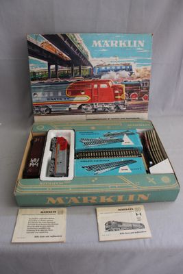 une boîte contenant un train sur une table