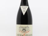 la bouteille de vin est posée sur une surface blanche