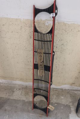 un snowboard appuyé contre un mur, auquel est fixé un autre snowboard