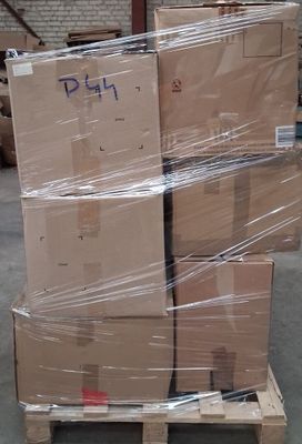 une palette remplie de cartons posée sur une autre palette dans un entrepôt