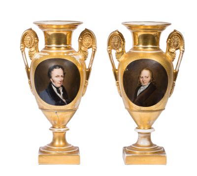 deux vases en or sur lesquels sont représentés les portraits de deux hommes