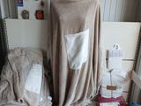 un lit sur lequel se trouvent une couverture, une couverture, une couverture et d'autres objets