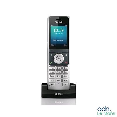 Le téléphone Nokia est posé sur un socle, devant un fond blanc.