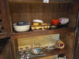 une armoire en bois remplie d'assiettes et de bols