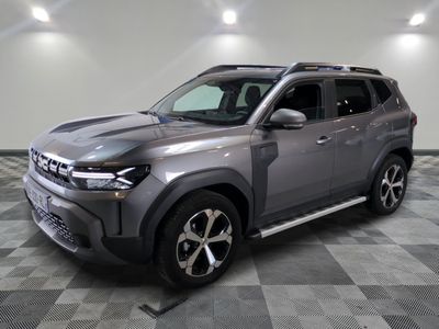 La nouvelle Toyota RAV4 2021 est exposée dans un showroom
