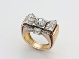 gros plan d'une bague en or et diamants sur fond blanc