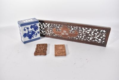 une image représentant une boîte de biscuits posée à côté d'une boîte de crackers