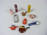 de nombreux types de briquets différents, posés sur la table