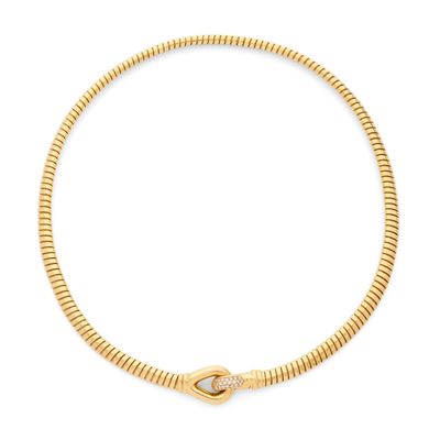 un collier en forme de serpent en or jaune serti de diamants, sur fond blanc
