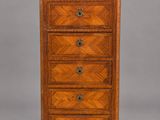 une commode ancienne avec dessus en marbre