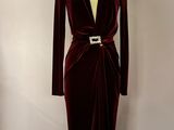 robe de soirée en velours bordeaux à manches longues et ceinture