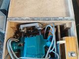 une boîte contenant un moteur électrique bleu