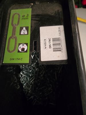 une boîte contenant un tas de vis, posée sur une table