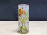 un vase en verre sur lequel sont peints un oiseau et des fleurs
