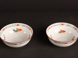paire de bols chinois ornés de motifs floraux sur fond noir