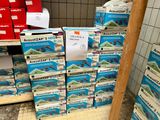 une pile de boîtes empilées les unes sur les autres