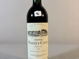 une bouteille de vin posée sur une table