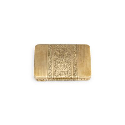 un étui à cigarettes ancien en or, orné d'un motif sur le devant