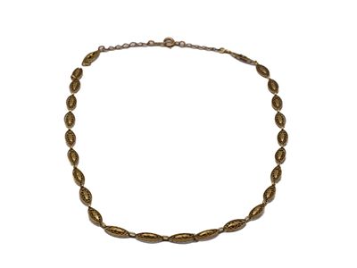 gros plan d'un collier sur fond blanc