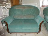 un canapé bleu et un fauteuil dans un salon
