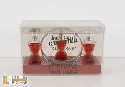 une bouteille en verre contenant un liquide rouge