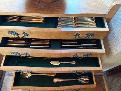 de nombreuses cuillères et fourchettes dans un coffret en bois